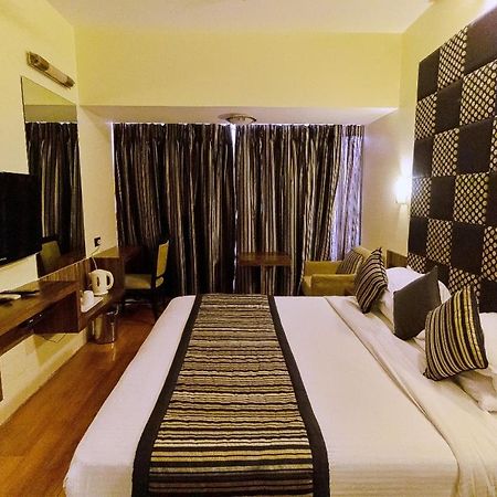 Hotel Silver Inn Мумбаи Экстерьер фото