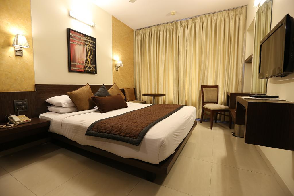 Hotel Silver Inn Мумбаи Экстерьер фото