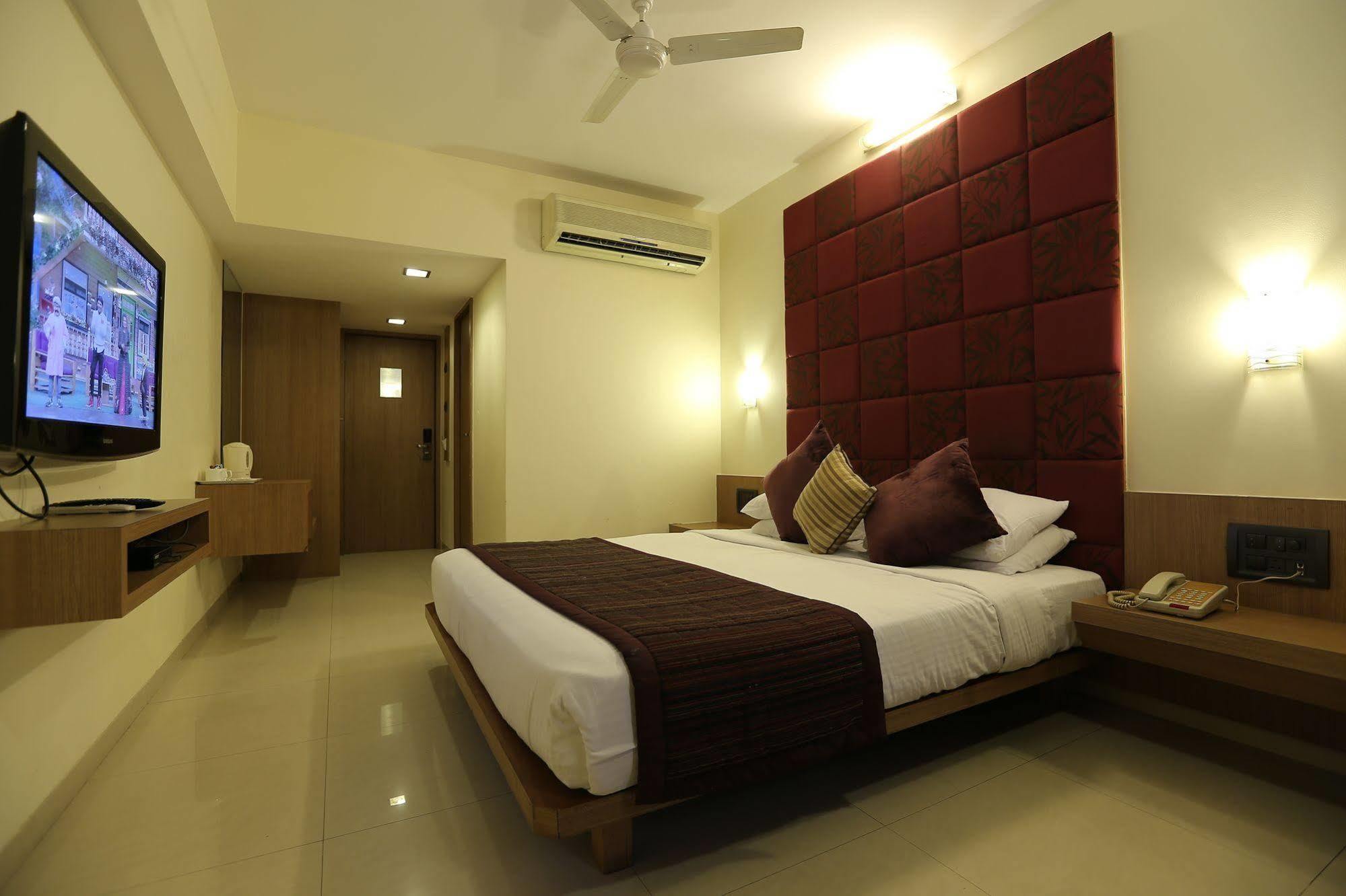 Hotel Silver Inn Мумбаи Экстерьер фото