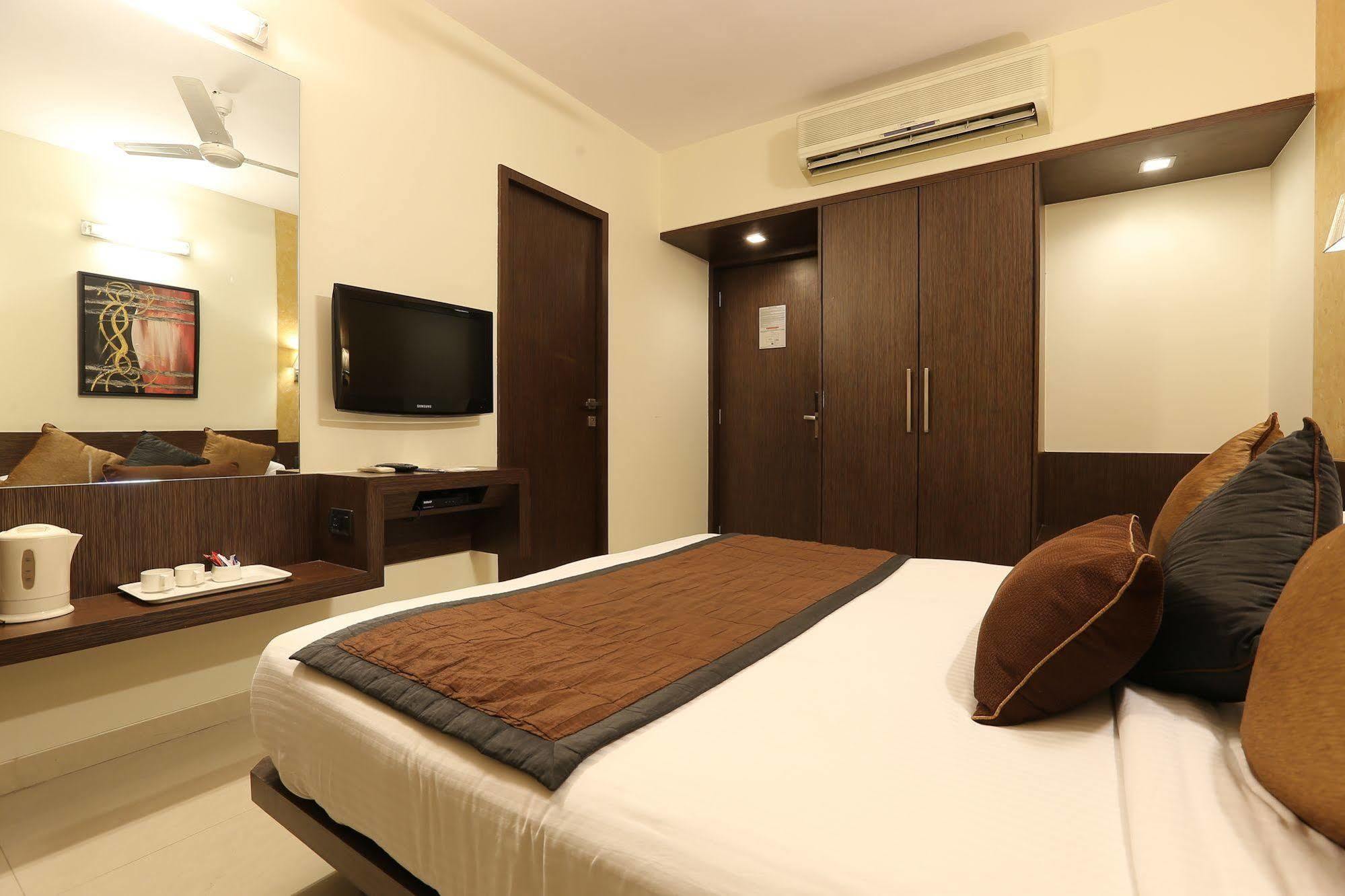 Hotel Silver Inn Мумбаи Экстерьер фото
