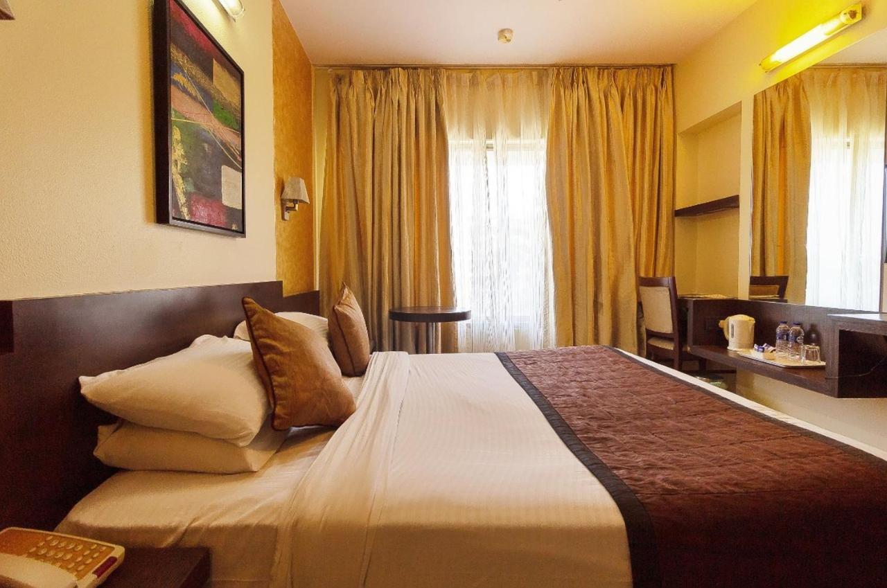 Hotel Silver Inn Мумбаи Экстерьер фото